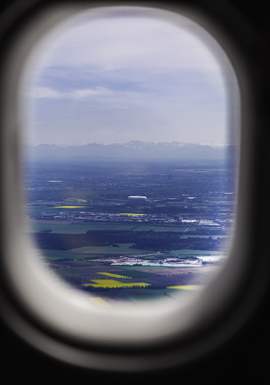 Blick aus dem Flugzeugfenster auf die Allianz Arena Foto: Christine Lisse