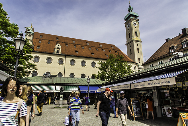  Viktualienmarkt mit Heilig-Geist-Kirche Foto: Christine Lisse
